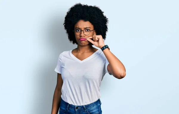 Jovem Afro Americana Vestindo Casual Branco Shirt Boca Lábios Fechados — Fotografia de Stock
