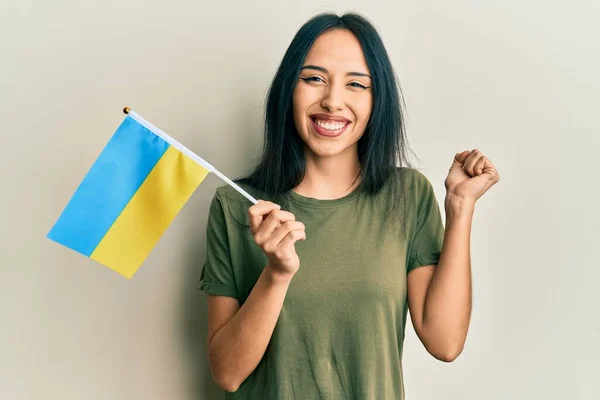 Jong Latijns Amerikaans Meisje Draagt Ukraine Vlag Schreeuwen Trots Vieren — Stockfoto