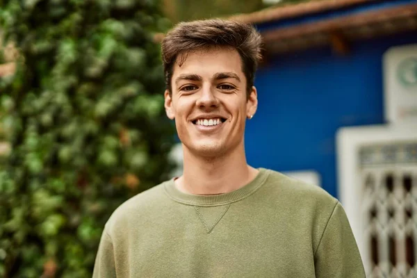 Jovem Hispânico Sorrindo Feliz Cidade — Fotografia de Stock