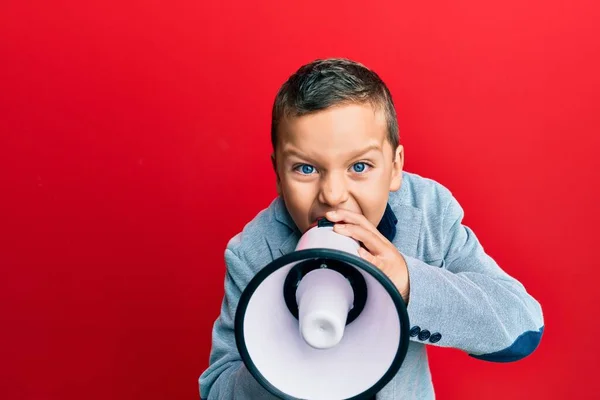 Uroczy Biały Chłopiec Krzyczy Pomocą Megafonu Odizolowanym Czerwonym Tle — Zdjęcie stockowe