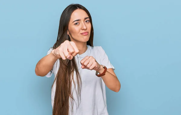 Junges Hispanisches Mädchen Trägt Lässiges Weißes Shirt Mit Faustschlägen Zum — Stockfoto