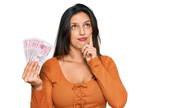 Beautiful Hispanic Woman Holding Turkish Lira Banknotes Serious Face Thinking — ストック写真