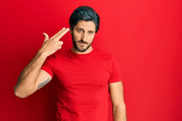 Joven Hispano Con Camiseta Roja Casual Disparando Matándose Apuntando Mano —  Fotos de Stock