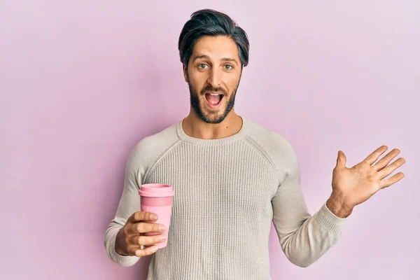 Fiatal Spanyol Férfi Iszik Egy Csésze Kávét Ünneplő Teljesítmény Boldog — Stock Fotó