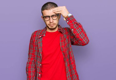 Günlük kıyafetler giyen İspanyol genç adam endişeli ve stresli. Alnındaki bir sorun yüzünden gergin ve bunalımda. 