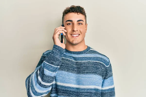 Jovem Hispânico Conversando Smartphone Olhando Positivo Feliz Sorrindo Com Sorriso — Fotografia de Stock