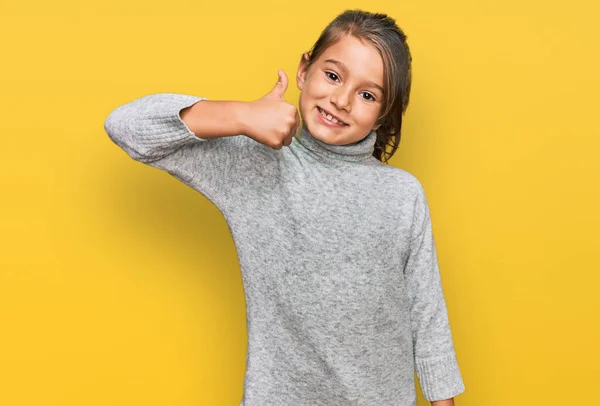 가볍게 터틀넥 스웨터를 행복하고 긍정적 미소를 아름다운 소녀가 훌륭하고 승인된 — 스톡 사진