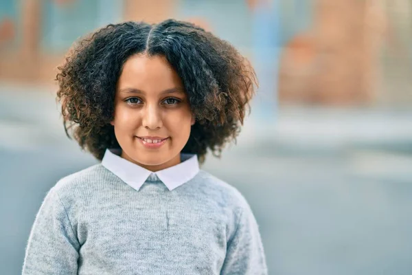 Bedårande Hispanic Barn Flicka Ler Glad Stående Vid Staden — Stockfoto