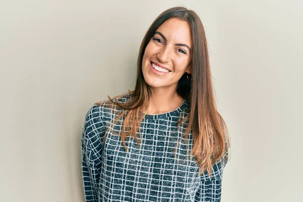 Jovem Mulher Bonita Vestindo Roupas Casuais Com Sorriso Feliz Legal — Fotografia de Stock