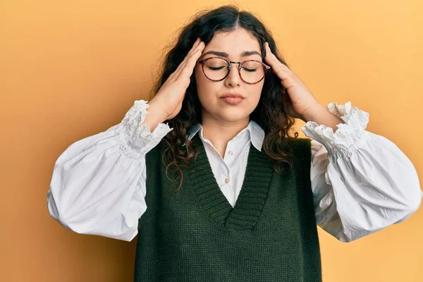 Mujer Morena Joven Con Pelo Rizado Con Ropa Casual Gafas —  Fotos de Stock