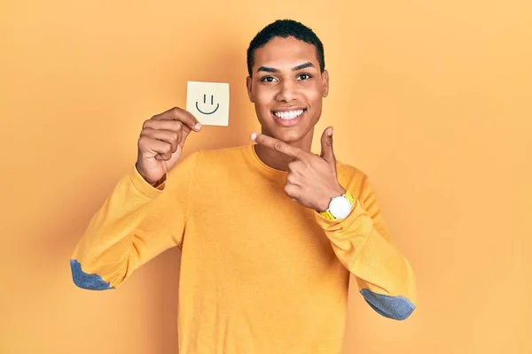 Jong Afrikaans Amerikaans Guy Holding Glimlach Herinnering Lachend Gelukkig Wijzend — Stockfoto