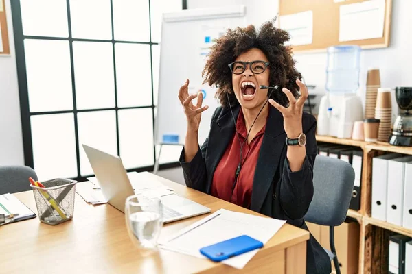 Afrikansk Amerikansk Kvinna Med Afro Hår Arbetar Kontoret Bär Operatör — Stockfoto