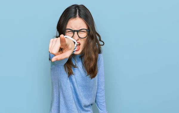 Giovane Bella Donna Indossa Abiti Casual Occhiali Che Puntano Scontento — Foto Stock