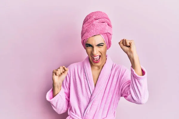 Junger Mann Mit Frauenschminke Duschtuch Auf Dem Kopf Und Bademantel — Stockfoto