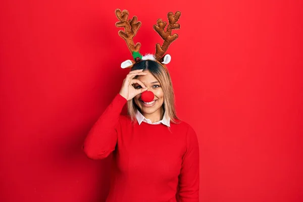 Bella Donna Ispanica Indossa Cappello Natale Cervo Naso Rosso Facendo — Foto Stock