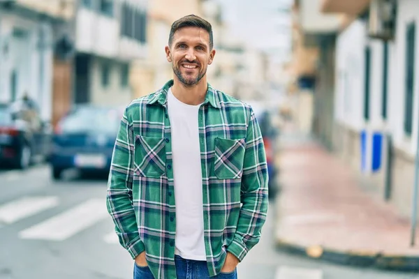 Jeune Homme Caucasien Souriant Heureux Debout Ville — Photo