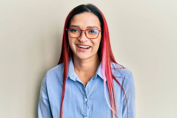 Junge Kaukasische Frau Lässiger Kleidung Und Brille Mit Einem Fröhlichen — Stockfoto