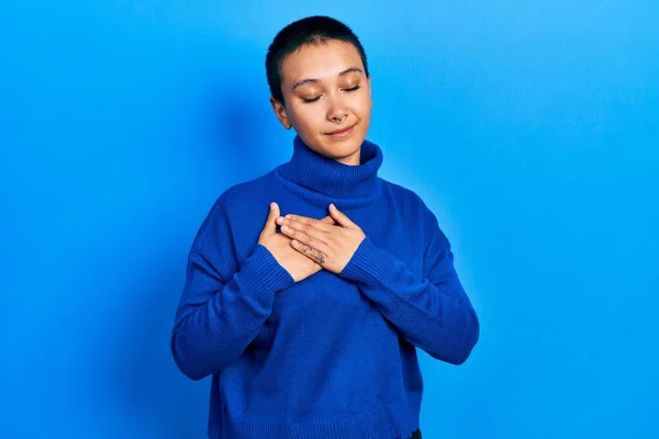 Hermosa Mujer Hispana Con Pelo Corto Usando Suéter Cuello Alto — Foto de Stock