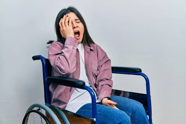 Jeune Femme Brune Assise Sur Fauteuil Roulant Bâillant Fatigué Couvrant — Photo