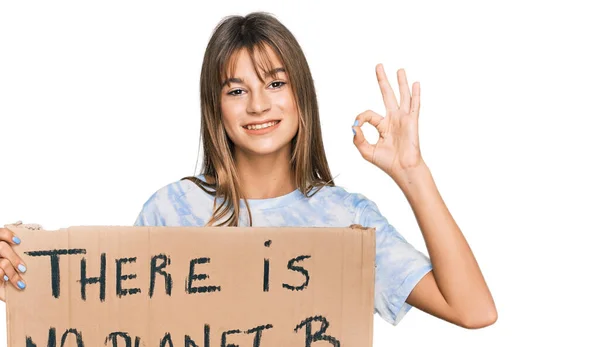 ティーンCaucasian女の子保持ない惑星Bバナー指でOkサインを行うと 優しいジェスチャー優れたシンボルを笑顔 — ストック写真
