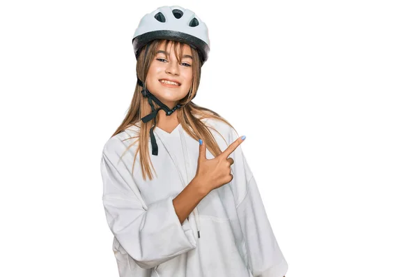 Adolescente Caucasiano Menina Vestindo Capacete Bicicleta Alegre Com Sorriso Rosto — Fotografia de Stock