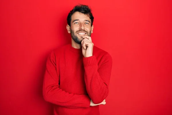 Homem Bonito Com Barba Vestindo Camisola Vermelha Casual Olhando Confiante — Fotografia de Stock