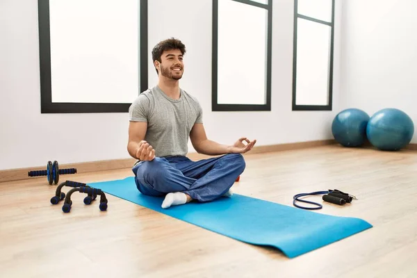 Jonge Spaanse Sportieve Man Glimlachend Vrolijke Training Yoga Sportcentrum — Stockfoto