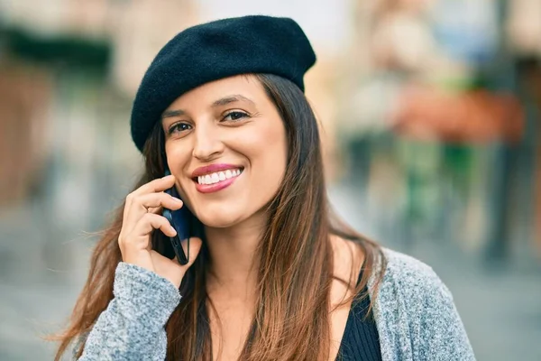 Mujer Latina Joven Con Estilo Francés Hablando Teléfono Inteligente Ciudad — Foto de Stock
