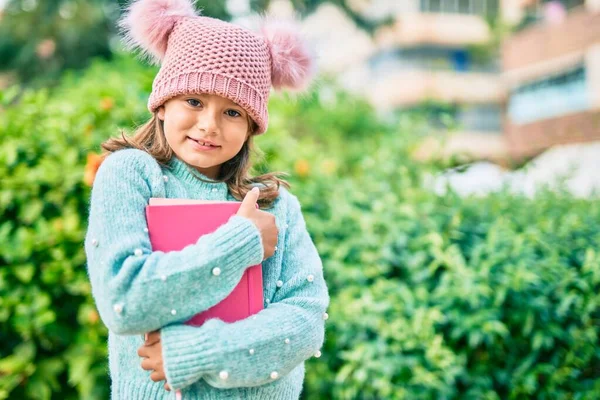 Entzückendes Studentenkind Lächelt Glücklich Und Hält Buch Park — Stockfoto