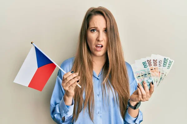 Молодая Блондинка Флагом Чехии Банкнотами Коруна Шоке Выглядящая Скептически Саркастично — стоковое фото