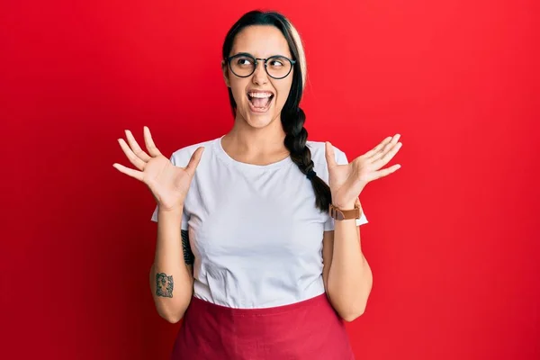 Jonge Spaanse Vrouw Met Professionele Serveerster Schort Gek Gek Schreeuwen — Stockfoto