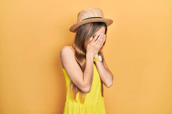 泣きながら手で顔を覆う悲しい表情で夏の帽子をかぶった若いブロンドの女の子 うつ病の概念 — ストック写真