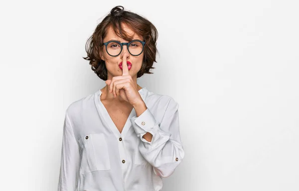 年轻的惊慌失措的女人戴着商务风格和眼镜 要求保持安静 手指放在嘴唇上 沉默和秘密概念 — 图库照片