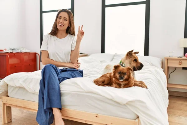 Junge Brünette Frau Sitzt Auf Dem Bett Zwei Hunde Lächeln — Stockfoto
