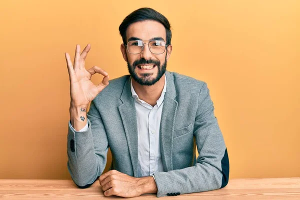 Ofiste Çalışan Latin Asıllı Genç Adam Parmaklarıyla Imza Atıyor Gülümseyerek — Stok fotoğraf