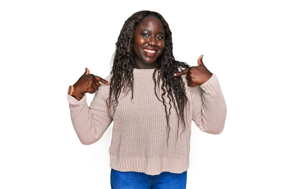 Młoda Afrykanka Wełnianym Zimowym Swetrze Uśmiechem Twarzy Wskazując Się Palcami — Zdjęcie stockowe
