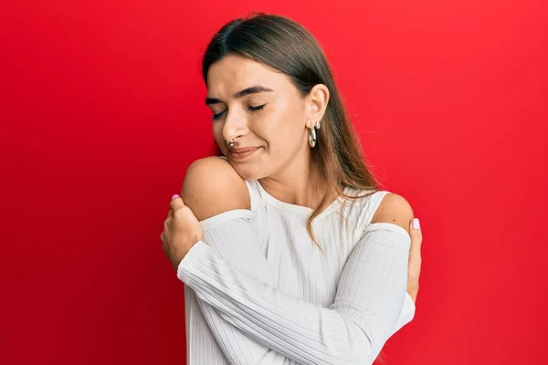 Jeune Femme Hispanique Portant Des Vêtements Décontractés Embrassant Heureux Positif — Photo