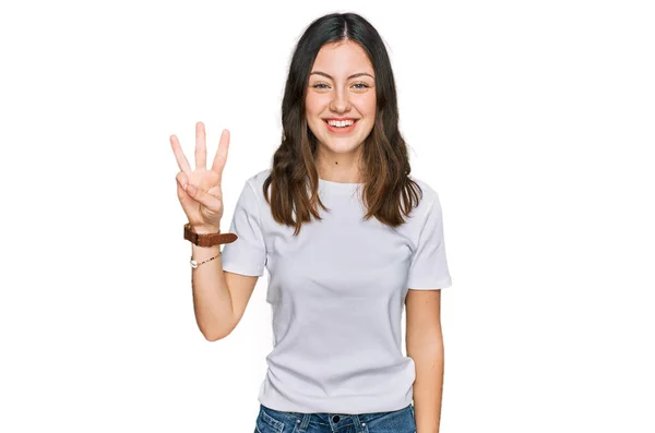 Gündelik Beyaz Tişört Giyen Genç Güzel Bir Kadın Gülümseyerek Kendinden — Stok fotoğraf