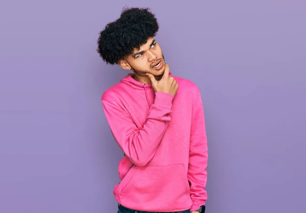 Joven Afroamericano Con Cabello Afro Vistiendo Sudadera Rosa Casual Pensando — Foto de Stock