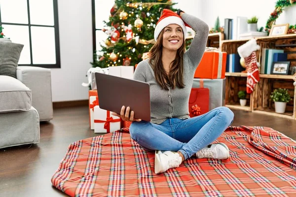 Νεαρή Λατίνα Γυναίκα Που Χρησιμοποιεί Φορητό Υπολογιστή Κάθεται Από Χριστουγεννιάτικο — Φωτογραφία Αρχείου