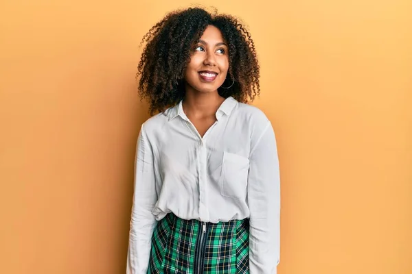 Piękna Afroamerykanka Afro Włosy Noszące Spódnicę Naukowca Patrząc Bok Uśmiechem — Zdjęcie stockowe