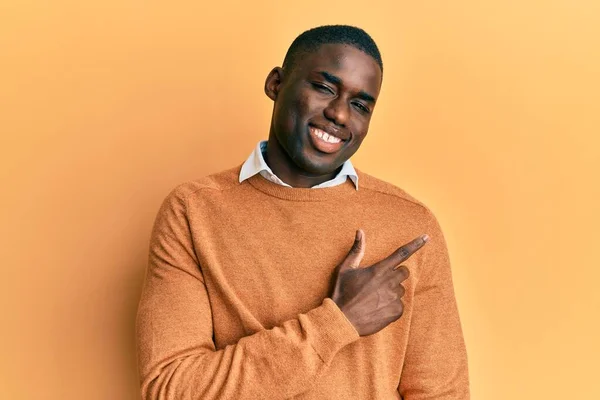 Ung Afrikansk Amerikan Man Bär Casual Kläder Glad Med Ett — Stockfoto