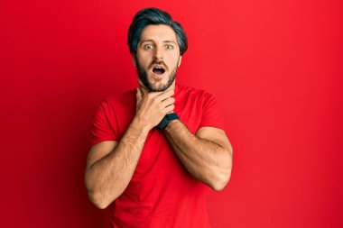 Günlük kırmızı tişört giyen genç İspanyol adam boğularak ölmek için bağırıyor. Sağlık problemi. Boğulma ve intihar konsepti. 