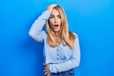 Gündelik giysiler giyen genç beyaz kadın hata sonucu elleri kafalarında şaşırdı. Hatayı hatırla. Unuttum, kötü hafıza kavramı. 