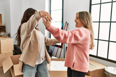 Genç ve güzel bir çift yeni evinde mutlu bir şekilde dans ediyor.