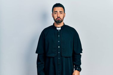 Sakallı, katolik rahip cüppesi giyen yakışıklı bir İspanyol. Depresyonda ve sıkıntıdan endişe ediyor. Öfkeli ve korkmuş. hüzünlü ifade. 