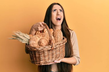 Genç İspanyol kız elinde ekmek sepeti, kızgın ve kızgın çığlıklar sinirli ve öfkeliydi. Öfkeyle bağırıyordu.. 