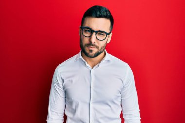 Genç İspanyol işadamı gömlek ve gözlük takıyor şüpheci ve gergin, sorun yüzünden surat asıyor. negatif kişi. 