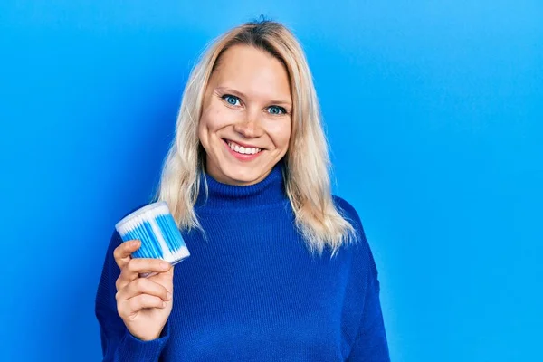 Beautiful Caucasian Blonde Woman Holding Earwax Cotton Remover Looking Positive — ストック写真