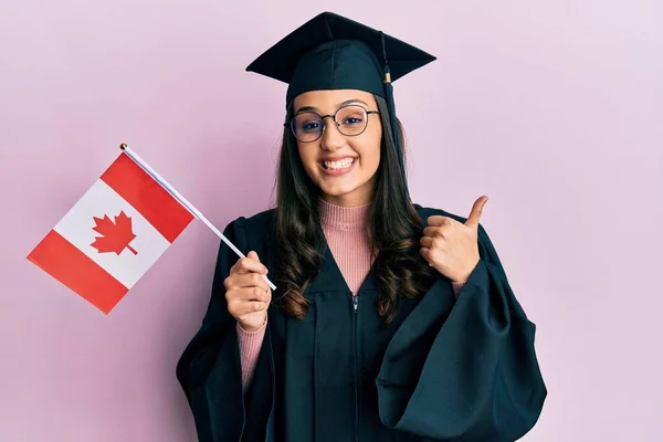 Jeune Femme Hispanique Portant Uniforme Graduation Tenant Drapeau Canada Souriant — Photo